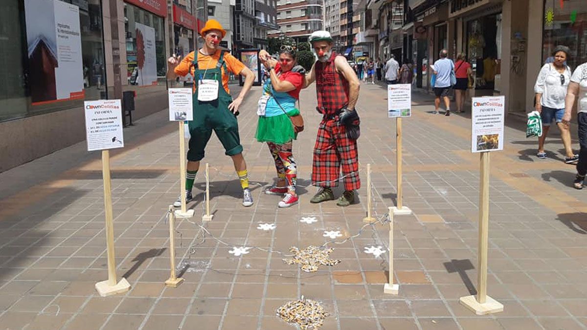 La acción del mes de julio, con 2.000 colillas recogidas en tan sólo una hora en el centro de Ponferrada. | Poyecto Orbanajo