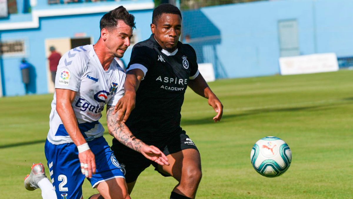 Kawaya pelea por un balón frente al Tenerife. | CYDLEONESA