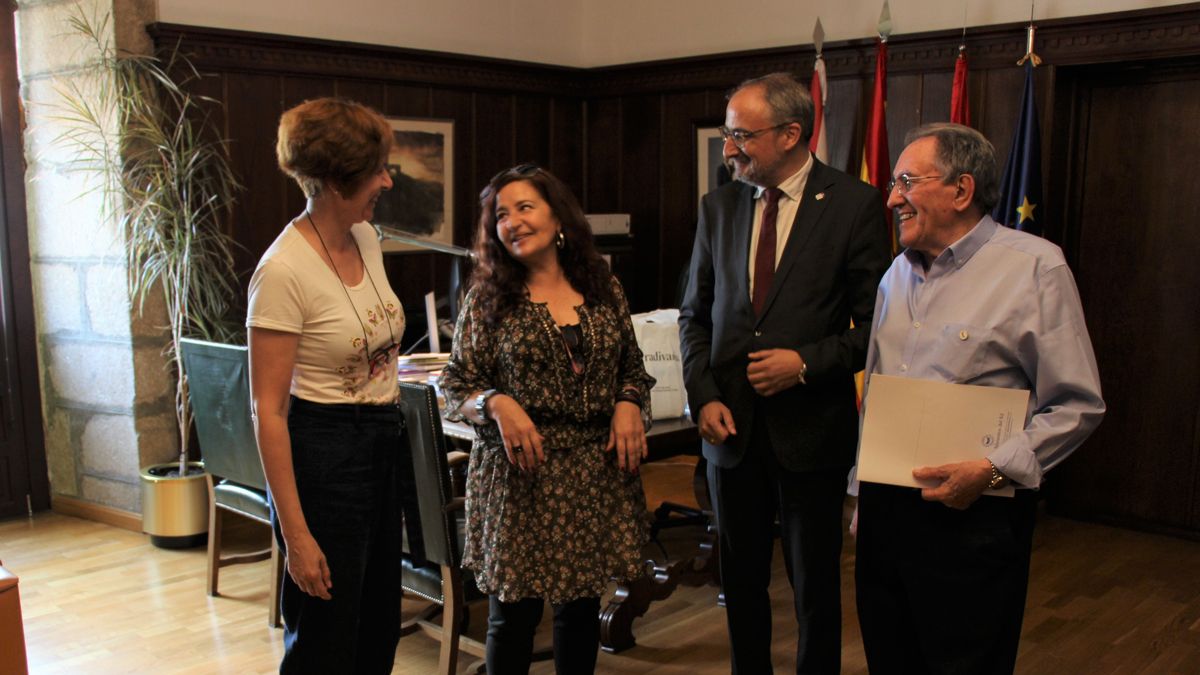 El alcalde mantuvo una reunión con las dos ONGs para conocer sus necesidades.