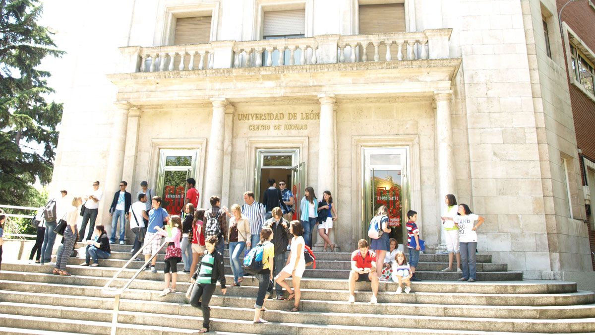 Imagen de archivo de la sede del Centro de Idiomas de la ULE, en el parque San Francisco. Imagen de archivo de la sede del Centro de Idiomas de la ULE, en el parque San Francisco.