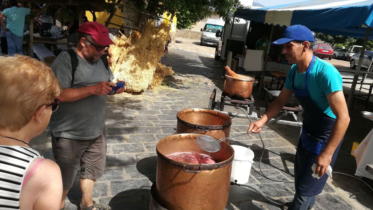 El pulpo ‘a feira’ no faltará en el recinto de El Espino este domingo día 4 en la Feria Agrolimentaria Apícola.  | D.M.