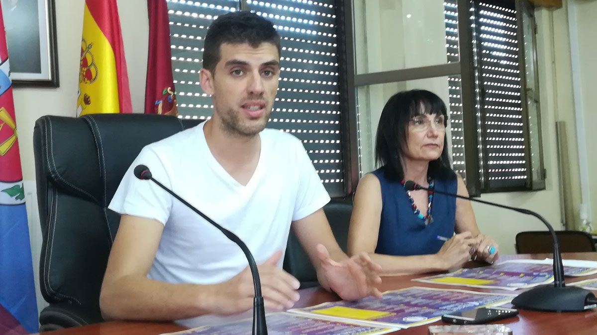 Junior Rodríguez, en rueda de prensa, junto a la concejala Inés Díaz. | D.M.