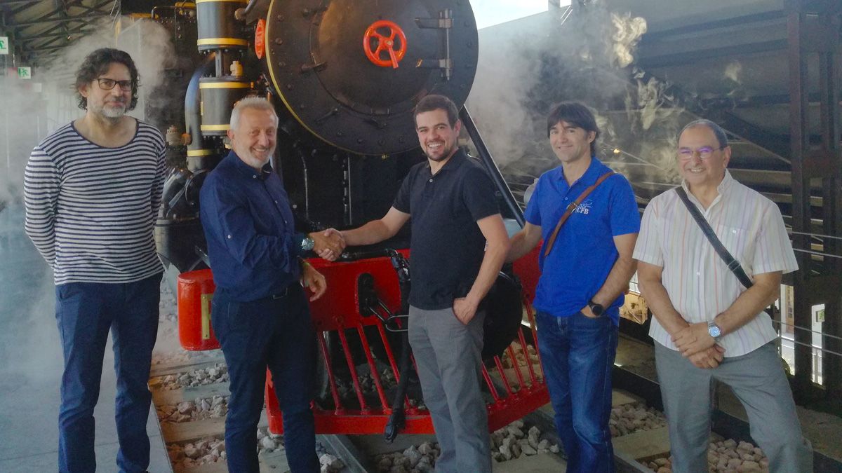 El director de Ciuden, Arsenio Terrón sella el acuerdo con miembros de la Asociación Cultural Ferroviaria.