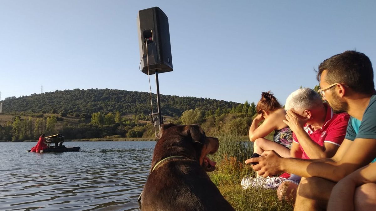 El espectáculo del piano en el lago se dejó ver por primera vez en el Bierzo. | M.I.