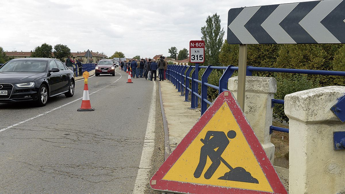 Puente sobre el río Porma en Puente Villarente. | MAURICIO PEÑA