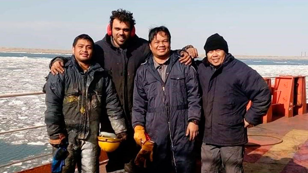 Omar Rodríguez (segundo por la izquierda) en una de sus travesías marinas. | L.N.C.