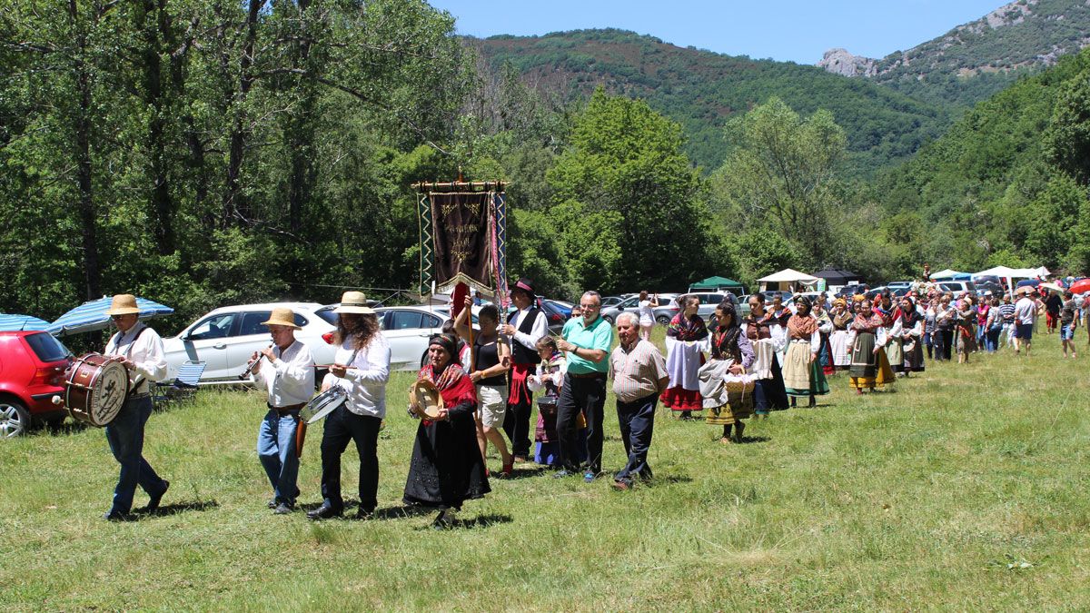 La procesión con el Santo recorrió varias praderas antes de regresar por la puerta de la ermita reconstruida. | A. HURTADO