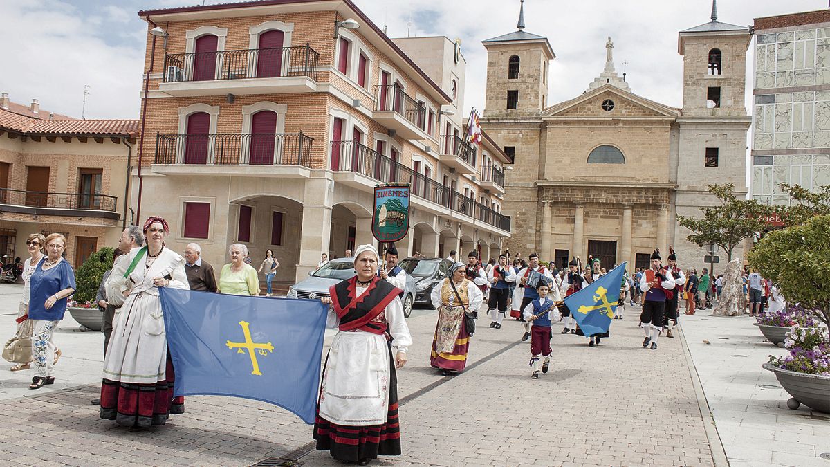 El Día de Asturias sirve para ensalzar el folclore de la tierra vecina. | T.G.