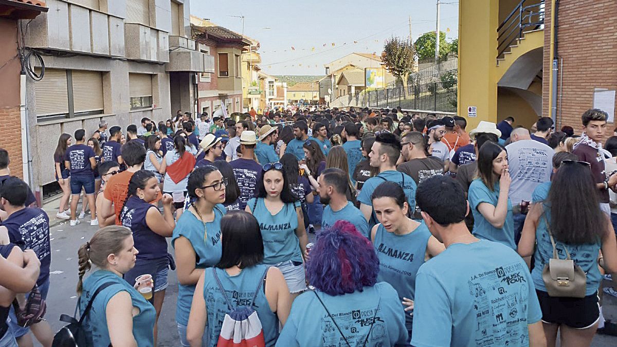 Una imagen de la edición del año pasado de ‘Interpueblos’, en la primera de las paradas de la fiesta en las calles de Almanza. | L.N.C.