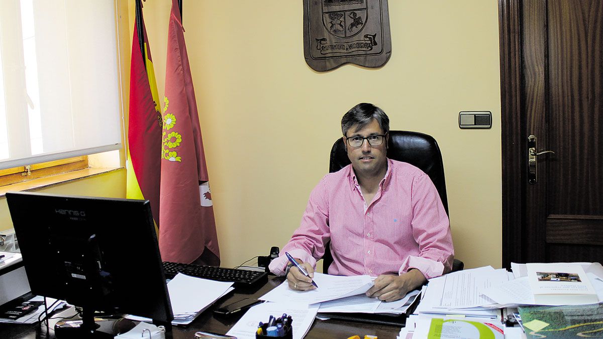 Emilio Orejas seguirá siendo alcalde de Valdelugueros durante los próximos cuatro años. | A.H.