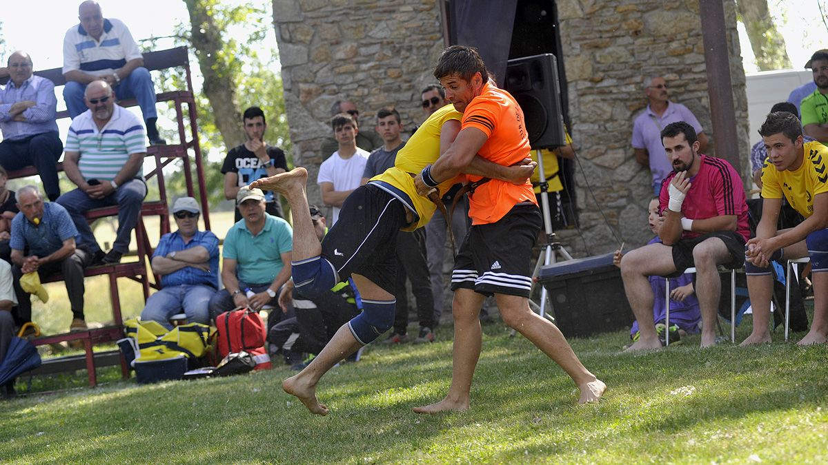 Un instante del corro celebrado este domingo en Camposagrado. | DANIEL MARTIN