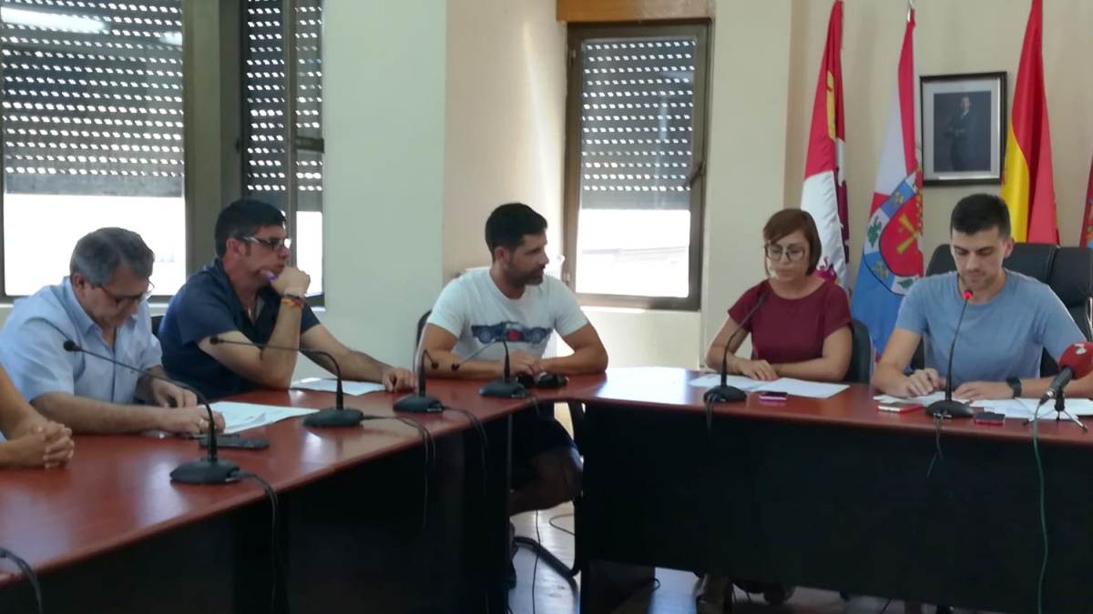 Ediles del PP y PSOE en el reciente pleno de Cacabelos donde los sueldos fueron rechazados. | M.I.