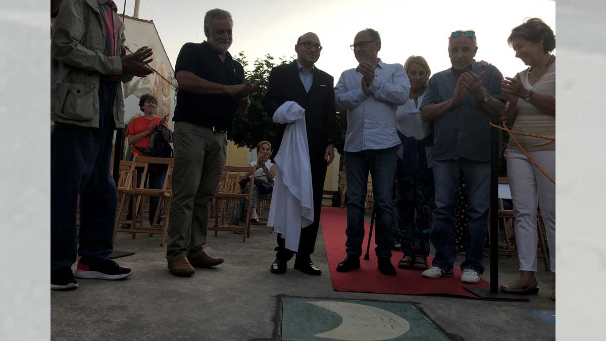 Momento de la inauguración de la placa, el pasado viernes en la plaza. | P.F.