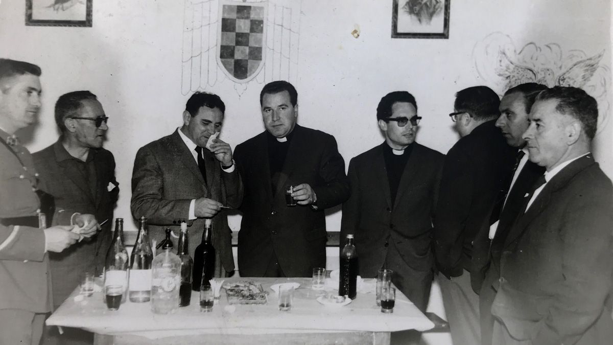 Las fuerzas vivas compartiendo vino con un tipo "peligroso para el poder". Las fuerzas vivas compartiendo vino con un tipo "peligroso para el poder".