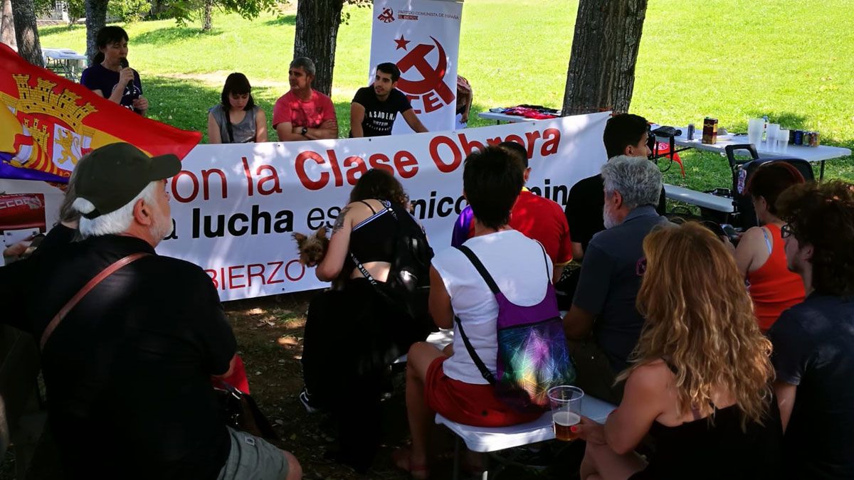 Ponentes y asistentes a la fiesta reivindicativa de IU y el PC celebrada este sábado en Lillo. | R.G.