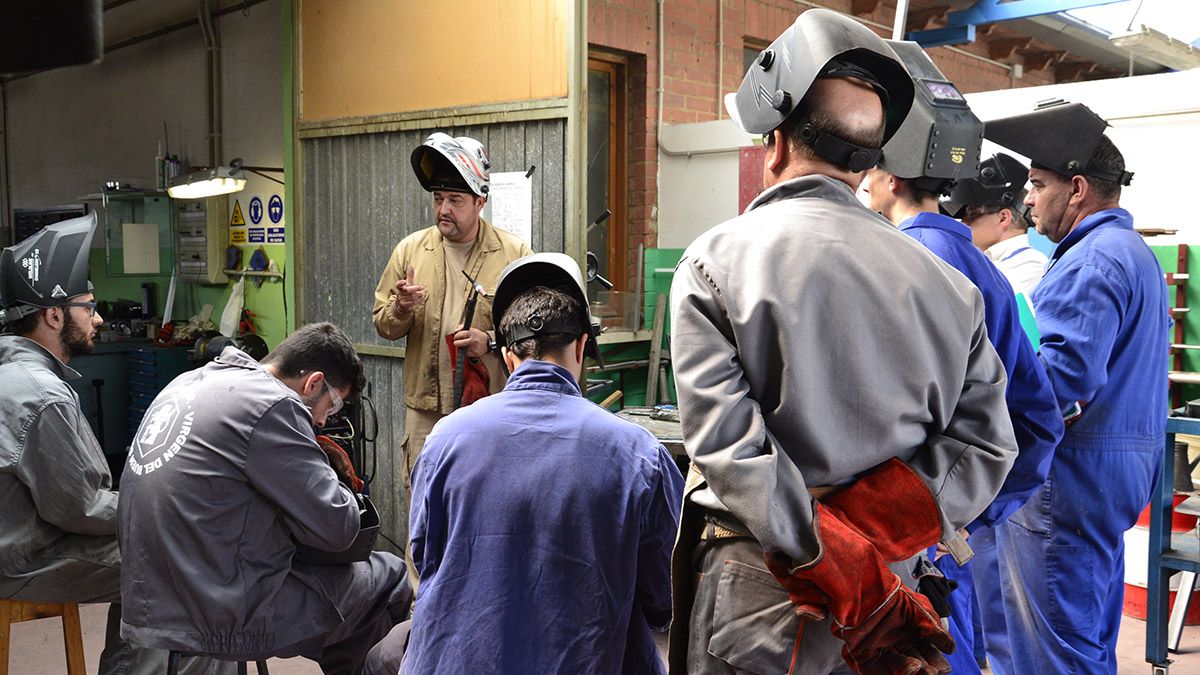 Alumnos de los cursos de verano del Centro de Oficios de León aprenden las técnicas tradicionales de sus profesiones manuales. | ICAL