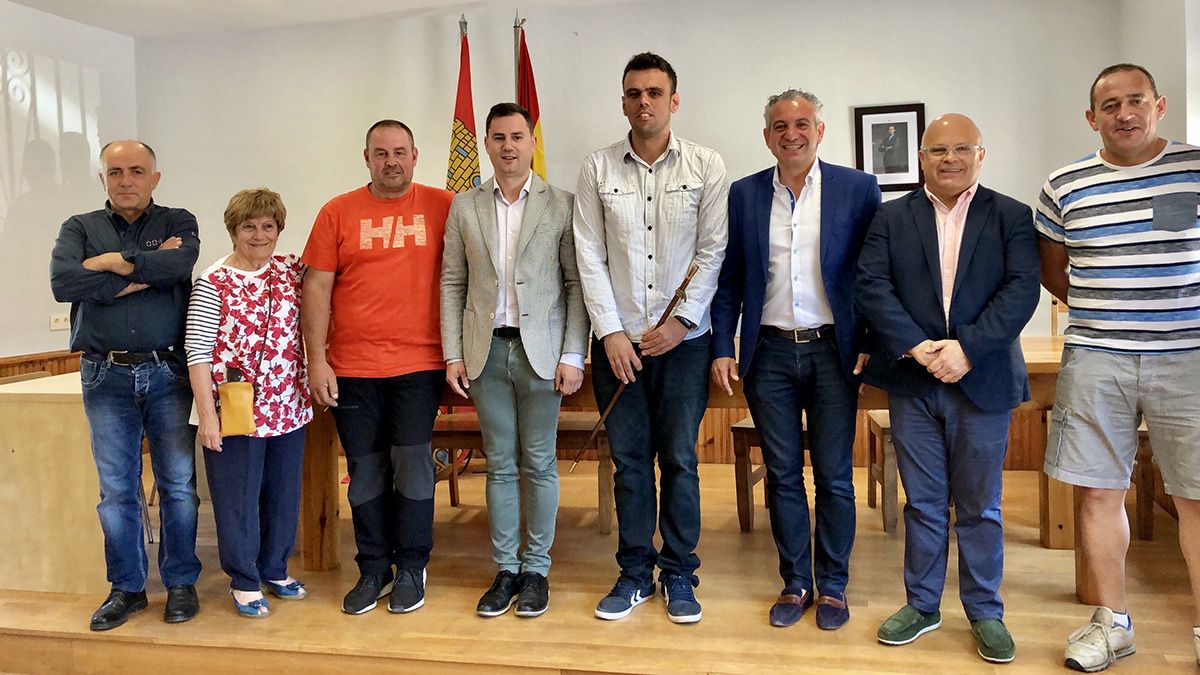 El alcalde de Maraña, Omar Rodríguez, acompañado por Javier Alfonso Cendón, Faustino Sánchez y Nicanor Sen