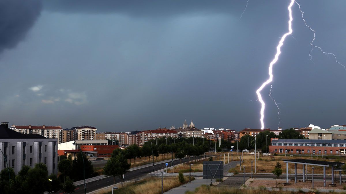 Imagen de archivo de una tormenta sobre la ciudad de León. | CARLOS S. CAMPILLO (ICAL)