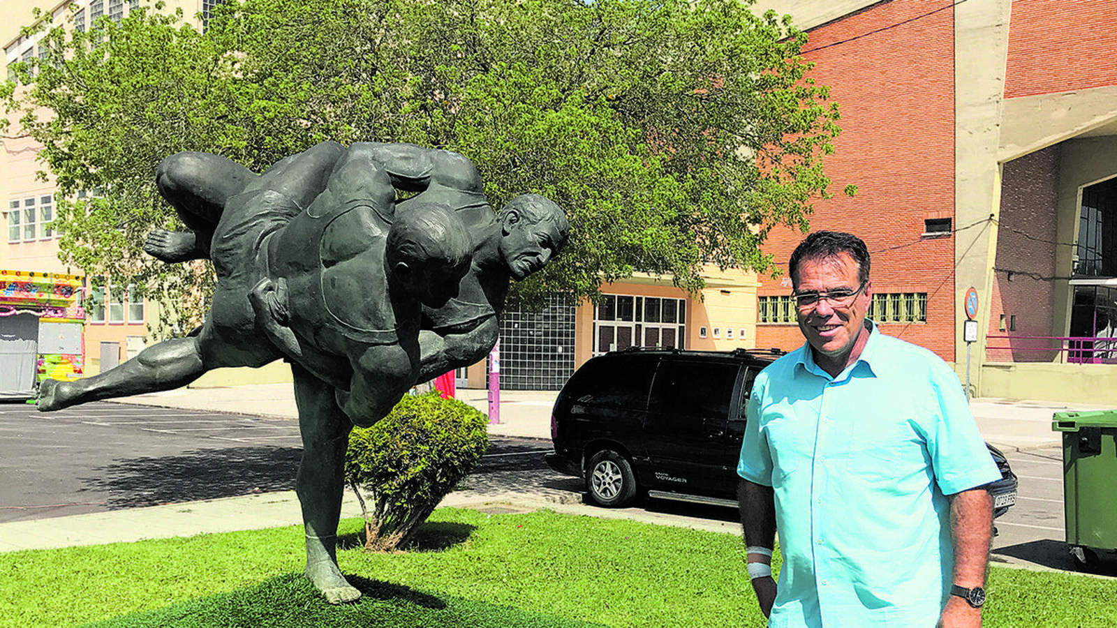 Pedro Reyes durante su estancia en León, junto al monumento a la lucha. | ANTONIO