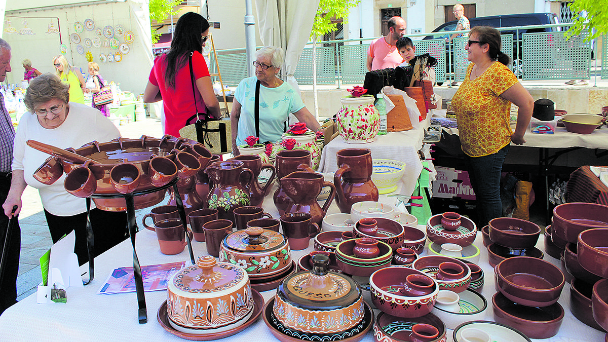 Los ceramistas y alfareros de varias comunidades exhiben y venden sus obras en la plaza, que cuenta con un gran colorido. | A.H