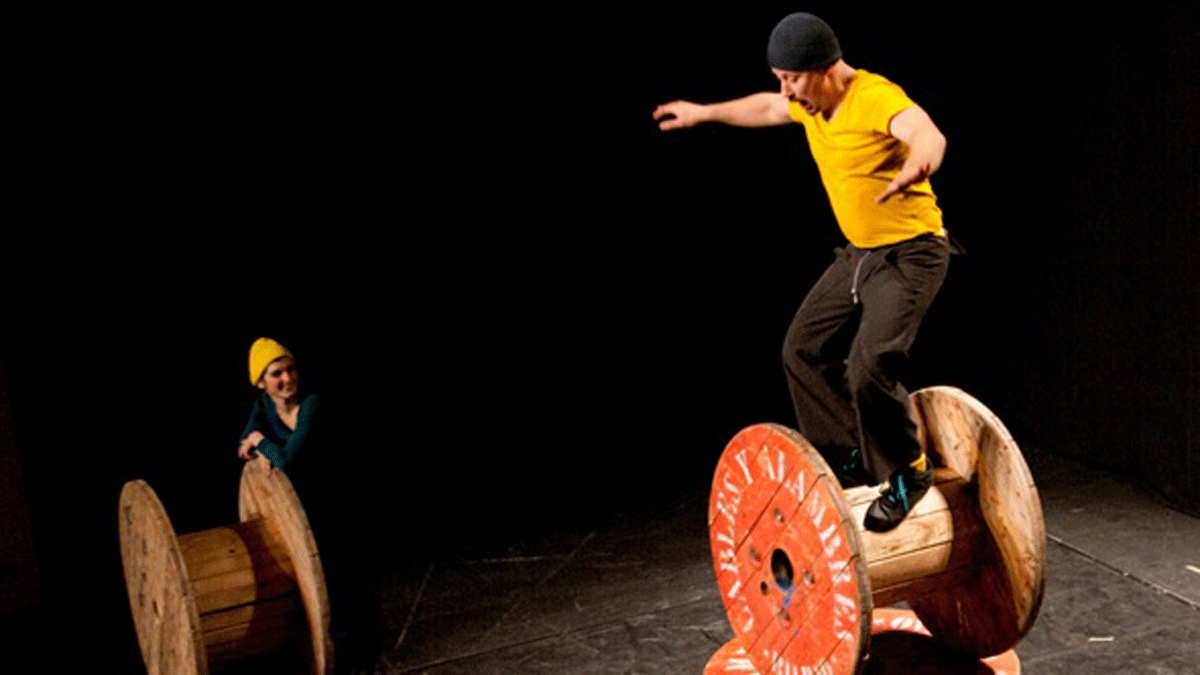 Acrobacias, equilibrios y malabares componen la función de hoy.