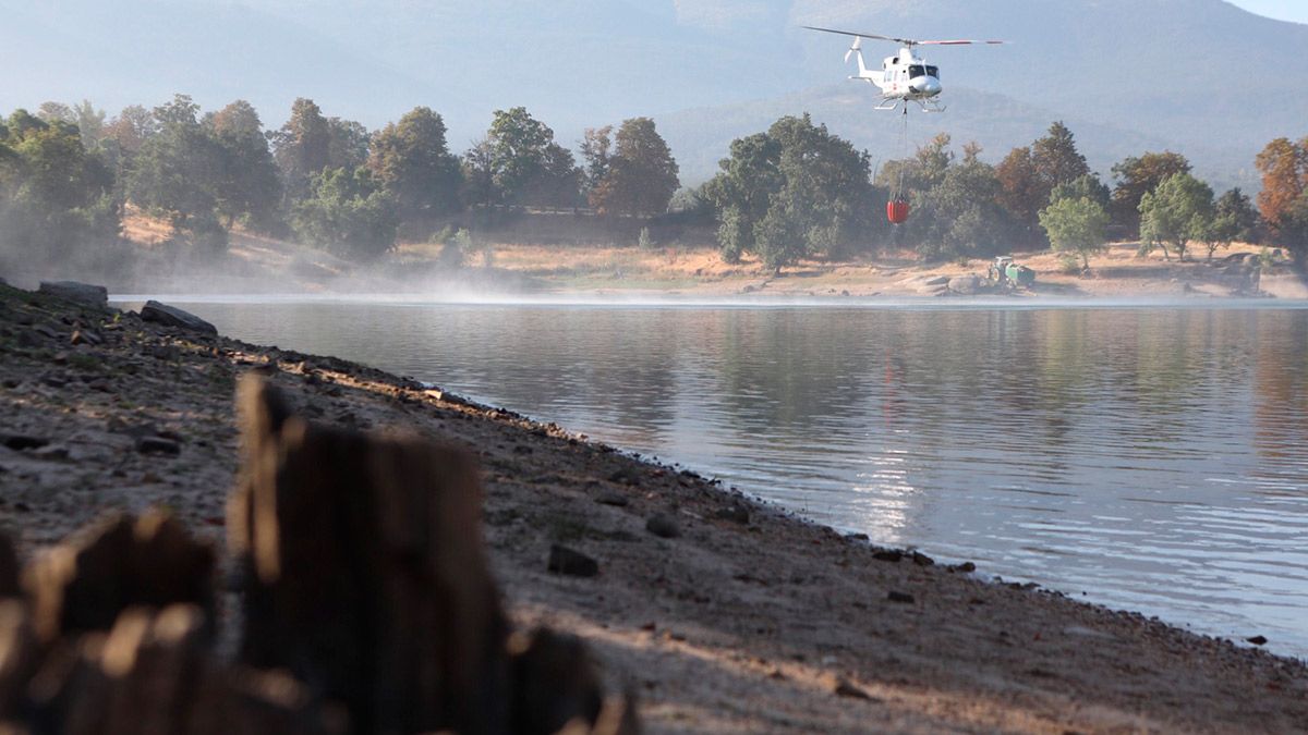 Los helicópteros siguen cargando agua. | ICAL