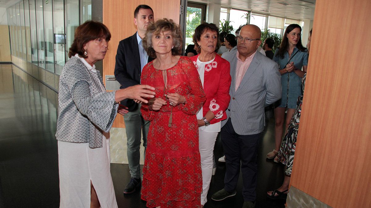 María Luisa Carcedo en su visita al CRE de San Andrés del Rabanedo. | ICAL