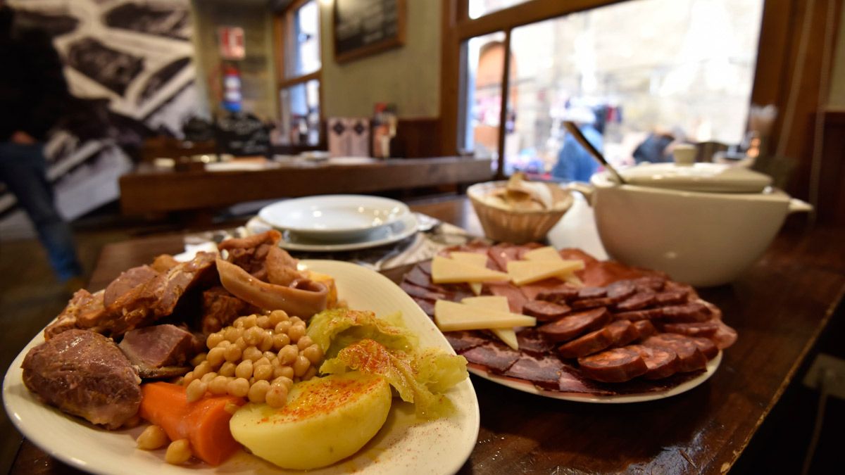 Los hogares leoneses y palentinos son los que menos presupuesto destinan a comer en bares y restaurantes, según el estudio de Ais Group. | SAÚL ARÉN