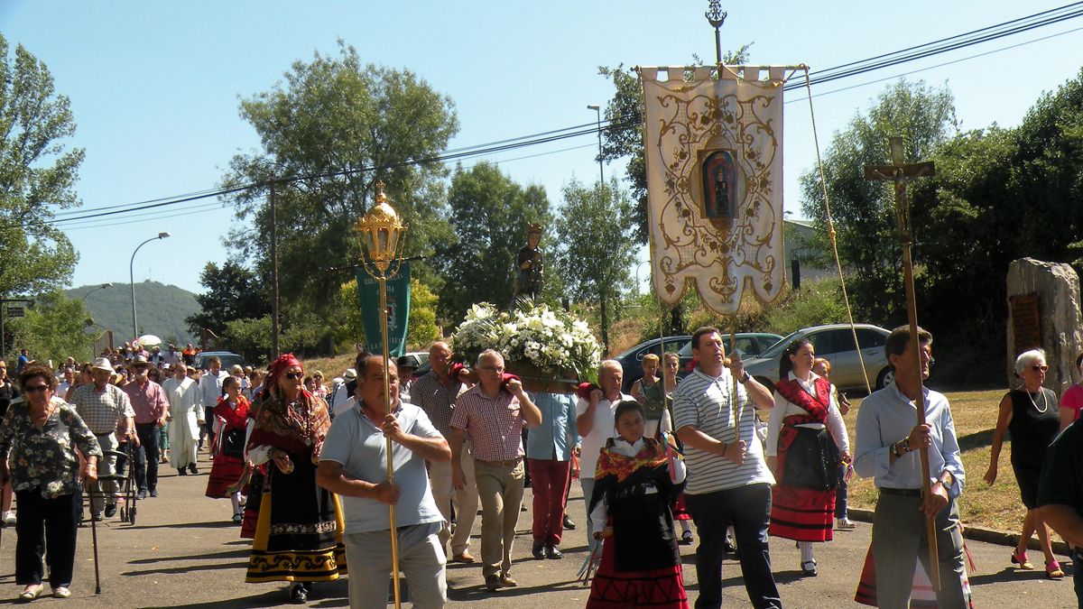 Vecinos y autoridades acompañaron a la Virgen en su trasladado de la iglesia de San Roque a la ermita de Celada. | ESTEFANÍA NIÑO