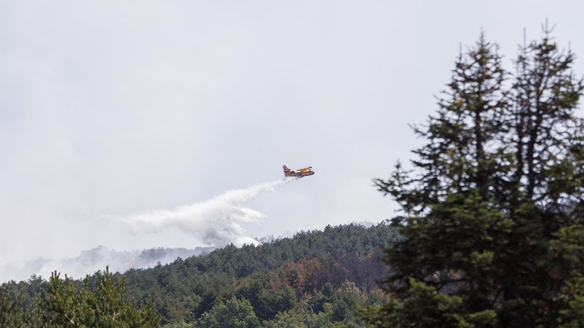 Un hidroavión descargando agua sobre el incendio. | ICAL