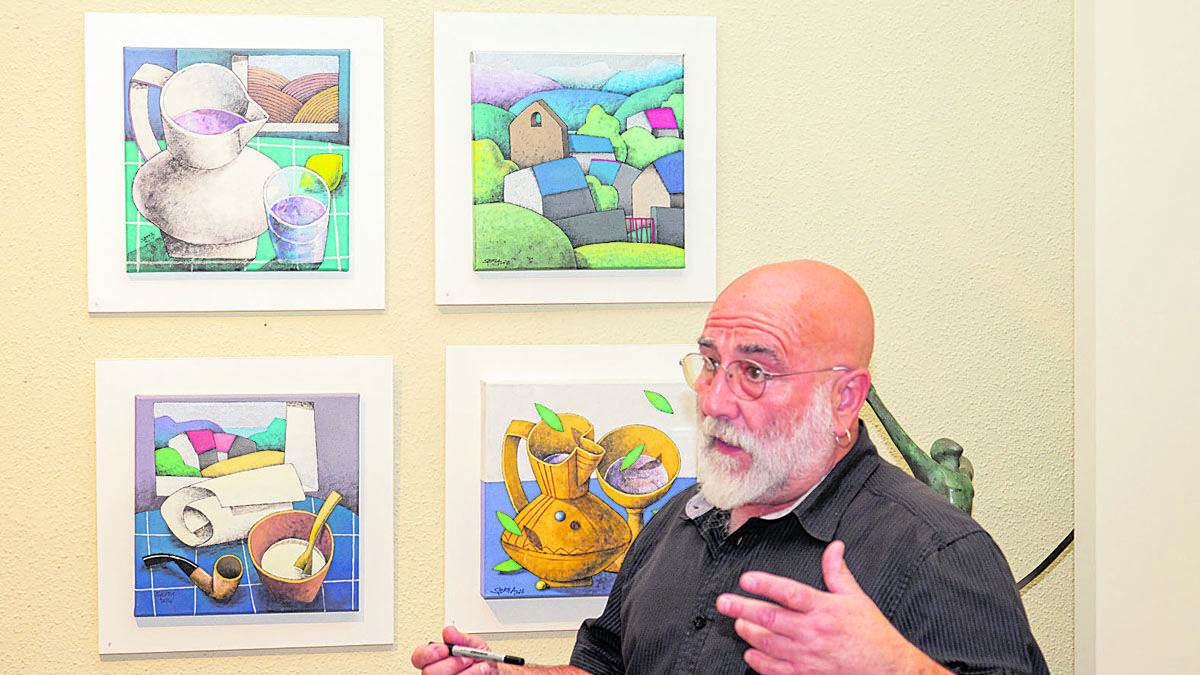Manuel Sierra explicando su obra en la Galeria Bernesga. | VICENTE GARCÍA Manuel Sierra explicando su obra en la Galeria Bernesga. | VICENTE GARCÍA