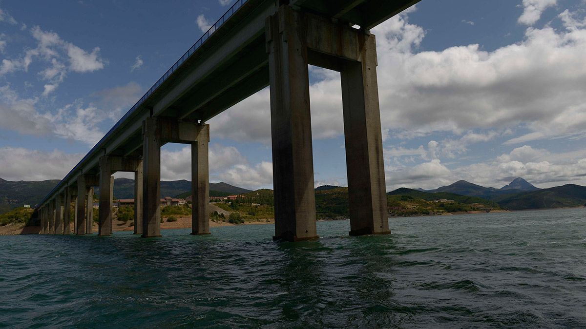 Imagen del embalse que se puede contemplar desde el barco de Riaño. | MAURICIO PEÑA