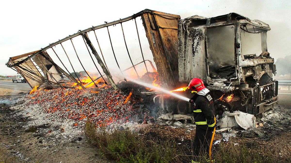 El incendio de un camión ha obligado a cortar un tramo de la A-62, en sentido Salamanca, a la altura de la Fuente de San Esteban(Salamanca). | ICAL