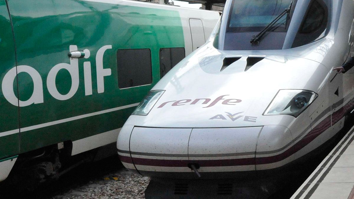 Un tren de Adif junto a un AVE.