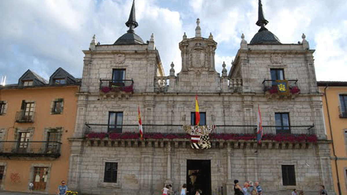 Fachada del Ayuntamiento de Ponferrada, en una imagen de archivo. | L.N.C.