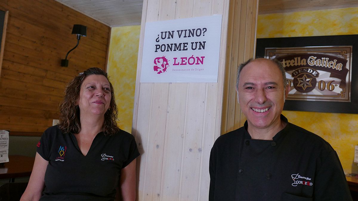 Placa instalada en el Mesón Cordero del Barrio Romántico de León. | L.N.C.