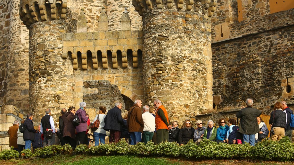 El castillo sigue siendo la joya del turismo en Ponferrada. | ICAL