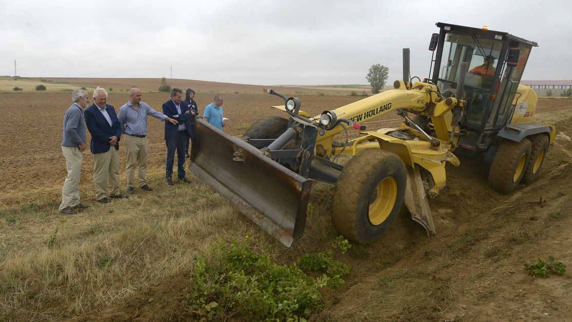 Obras de la Junta para evitar la propagación del topillo en Sahagún. | MAURICIO PEÑA