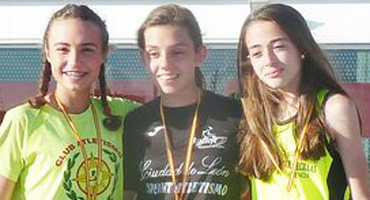 Nuria Menéndez, en el centro con la medalla de oro. | FETACYL