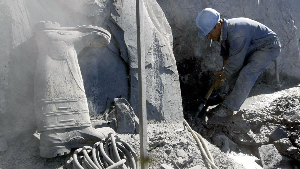 Imagen de archivo de un trabajador utilizando un martillo neumático en una cantera de pizarra. | Ical Imagen de archivo de un trabajador utilizando un martillo neumático en una cantera de pizarra. | Ical