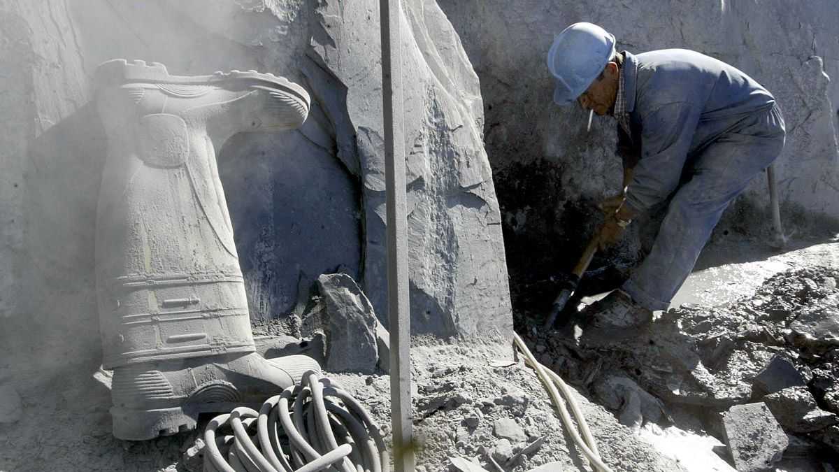 Imagen de archivo de un trabajador utilizando un martillo neumático en una cantera de pizarra. | Ical