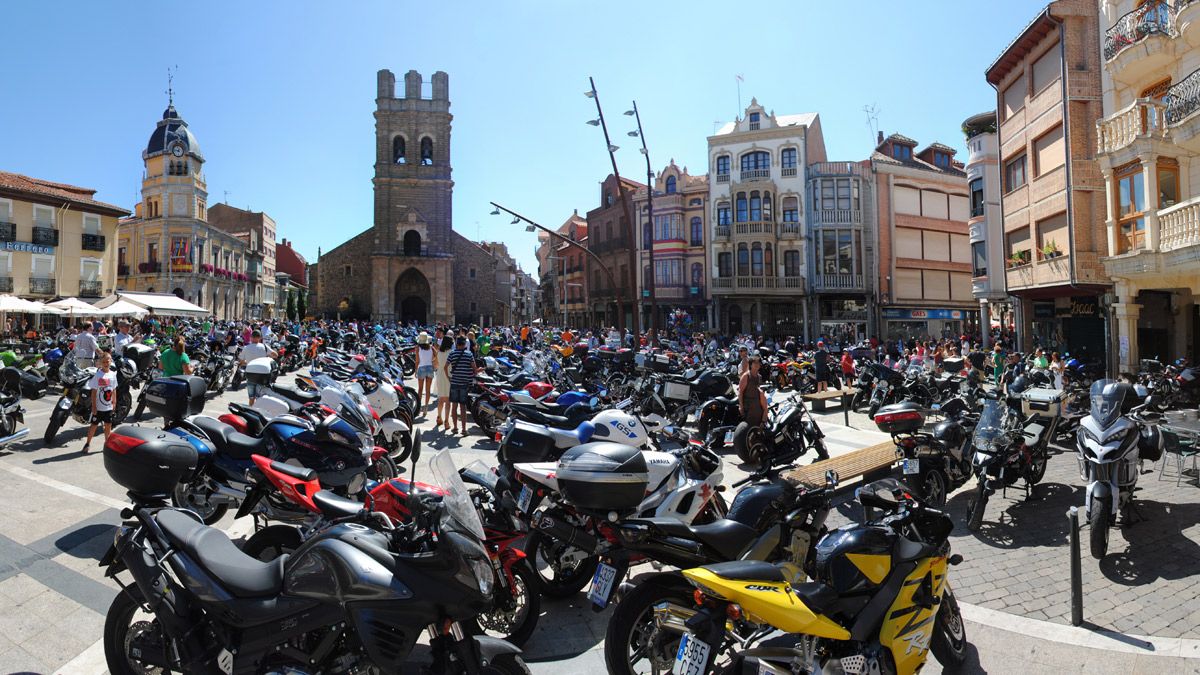 Las motos volverán a tomar este fin de semana las calles de La Bañeza para la celebración del Gran Premio de Velocidad. | ABAJO