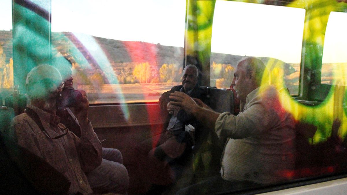 Jesús Díez, autor del libro, junto a otros viajeros en el tren Hullero, al que ha regresado el del Curueño. | L.N.C. Jesús Díez, autor del libro, junto a otros viajeros en el tren Hullero, al que ha regresado el del Curueño. | L.N.C.