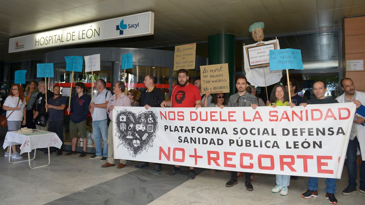 Imagen de archivo de una concentración en el Hospital de León de la Plataforma Social por la Defensa de la Sanidad Pública. | Mauricio Peña