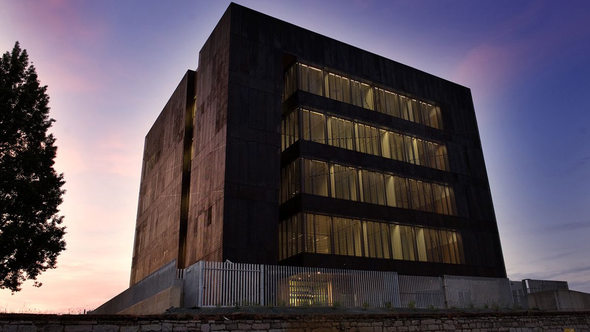 Imagen exterior del edificio construido para albergar el CRC en la calle Gómez de Salazar. | ADIF