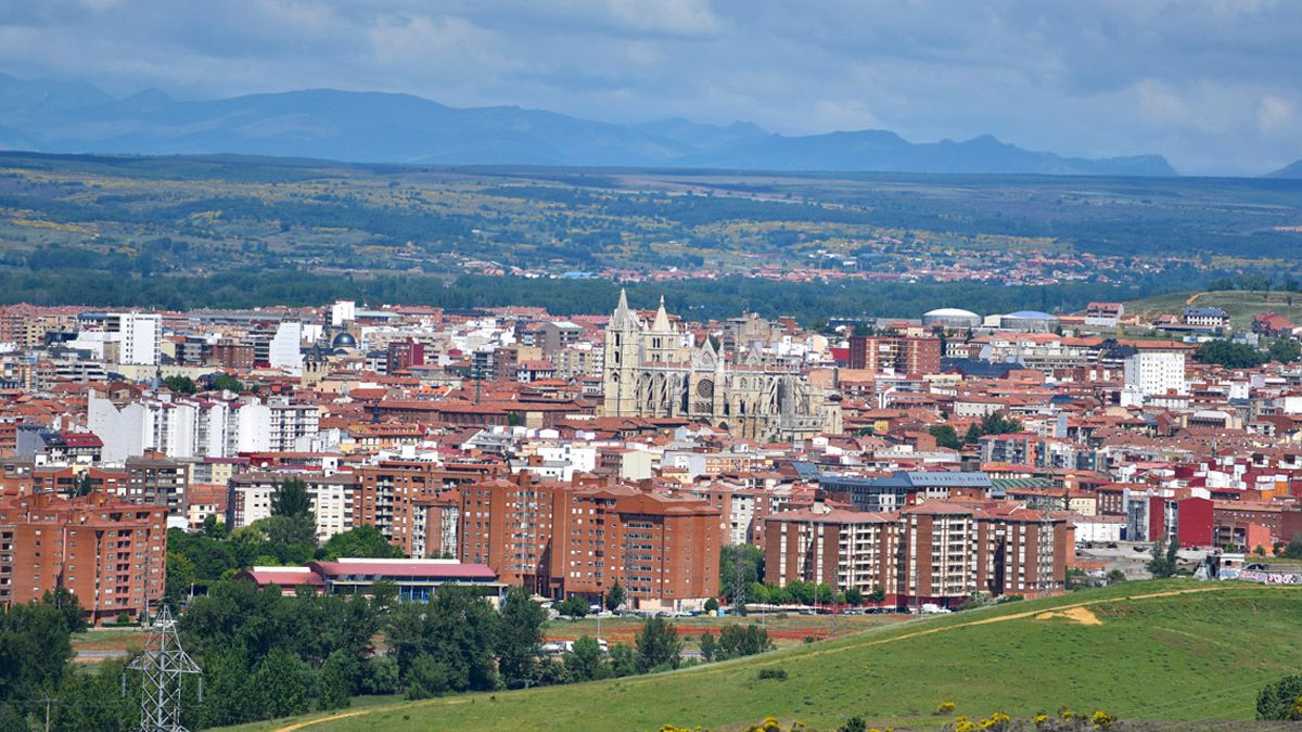 Las vistas que ofrece un ático también se pagan en León donde hay diferencia de precio con los pisos. | SAÚL ARÉN