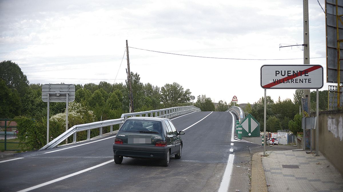 Algunos de los primeros vehículos que transitaron en la tarde de ayer sobre el viaducto. | MAURICIO PEÑA