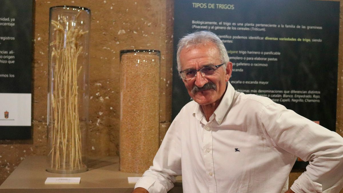 Urbano Seco, alcalde de Gordoncillo desde hace casi tres décadas, en el Museo de la Industria Harinera. | TERESA GIGANTO