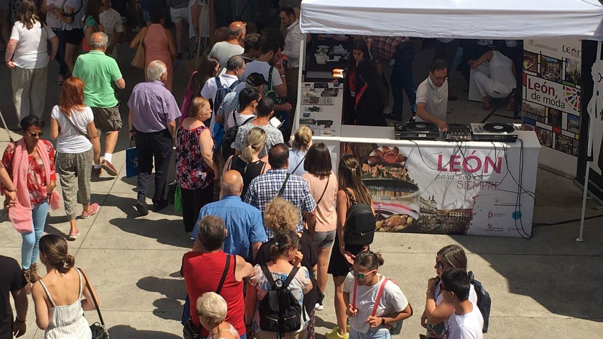 'León para volver siempre' es el lema principal del expositor promocional de la provincia en Gijón. | L.N.C.