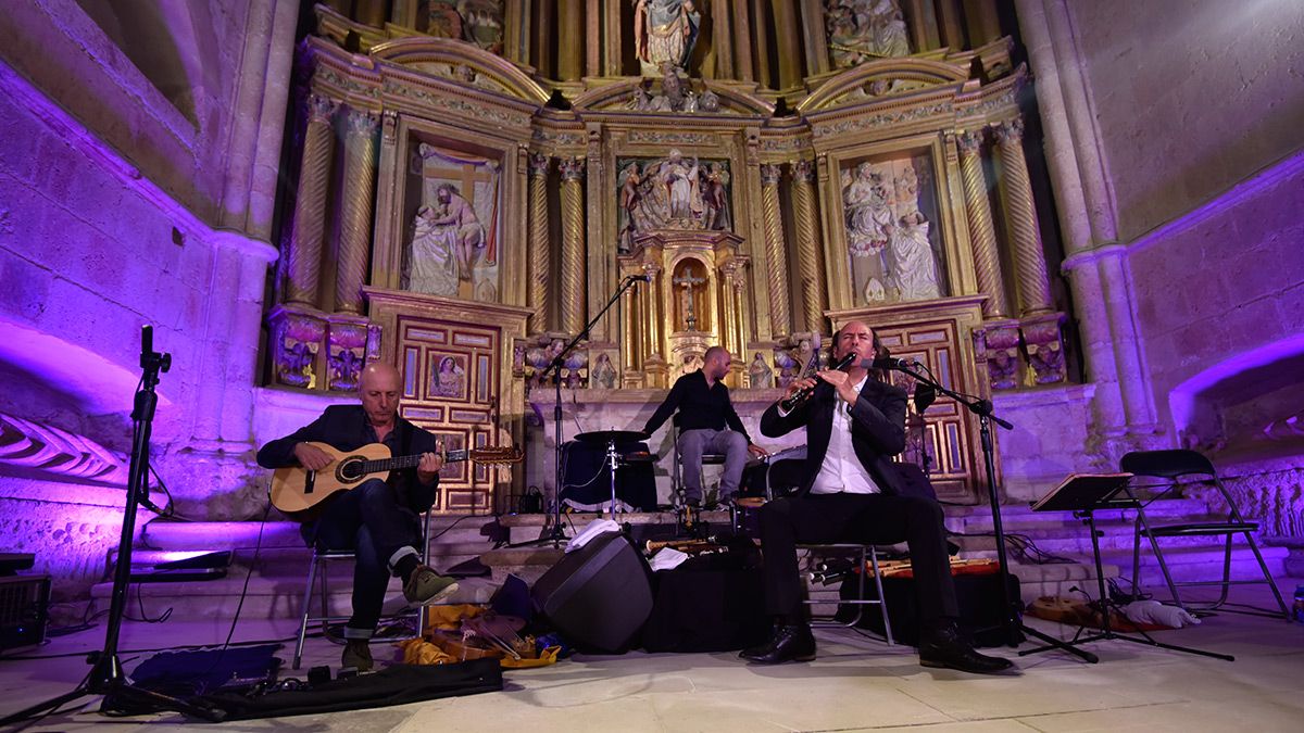 Carlos Núñez el año pasado en el Monasterio de Sandoval, donde tocó otros instrumentos además de la gaita. | SAÚL ARÉN Carlos Núñez el año pasado en el Monasterio de Sandoval, donde tocó otros instrumentos además de la gaita. | SAÚL ARÉN